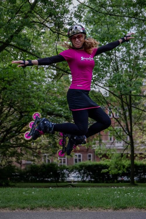 Asha Kirkby che pattina